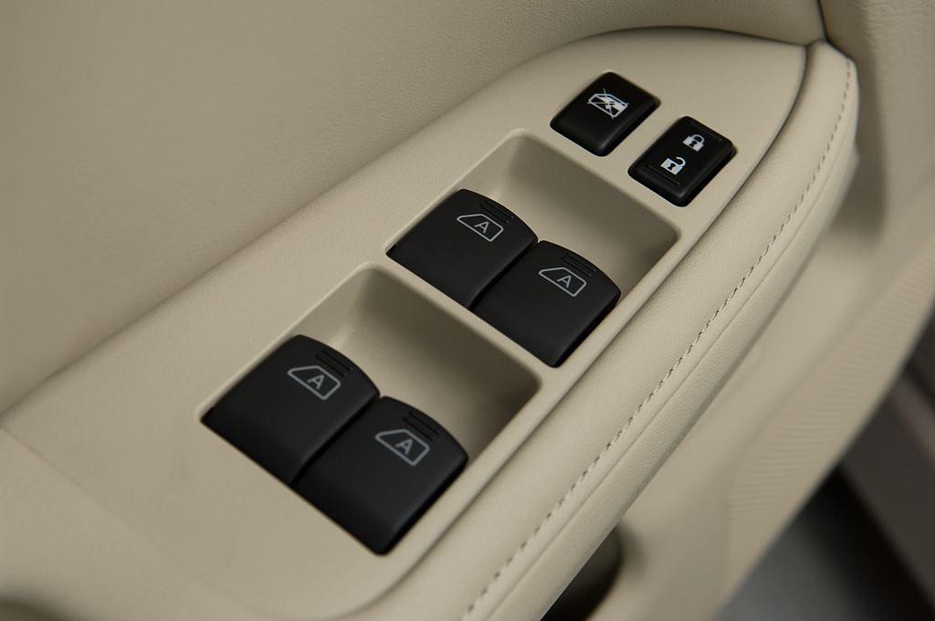 Infiniti M37 (Baujahr 2010) - 4 Türen Bedienungselemente Tür
