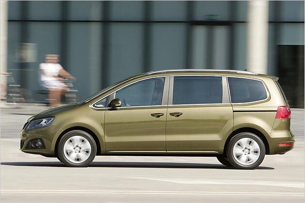 Formal lehnt sich der Alhambra eng an sein Schwestermodell VW Sharan an