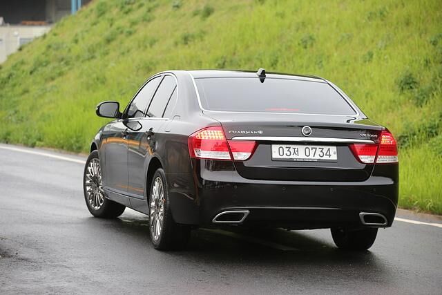 In diesem Auto fährt man nicht, man wird gefahren, die Handarbeit am Lenkrad leistet schließlich der Chauffeur