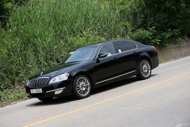 Wegen des auch für VIP-Fahrer geltenden strengen koreanischen Tempolimits von zumeist 110 km/h spielt der Motor eine Nebenrolle