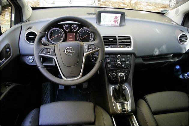 Innenraum: Schwarz und Silber dominieren wie bei vielen Autos