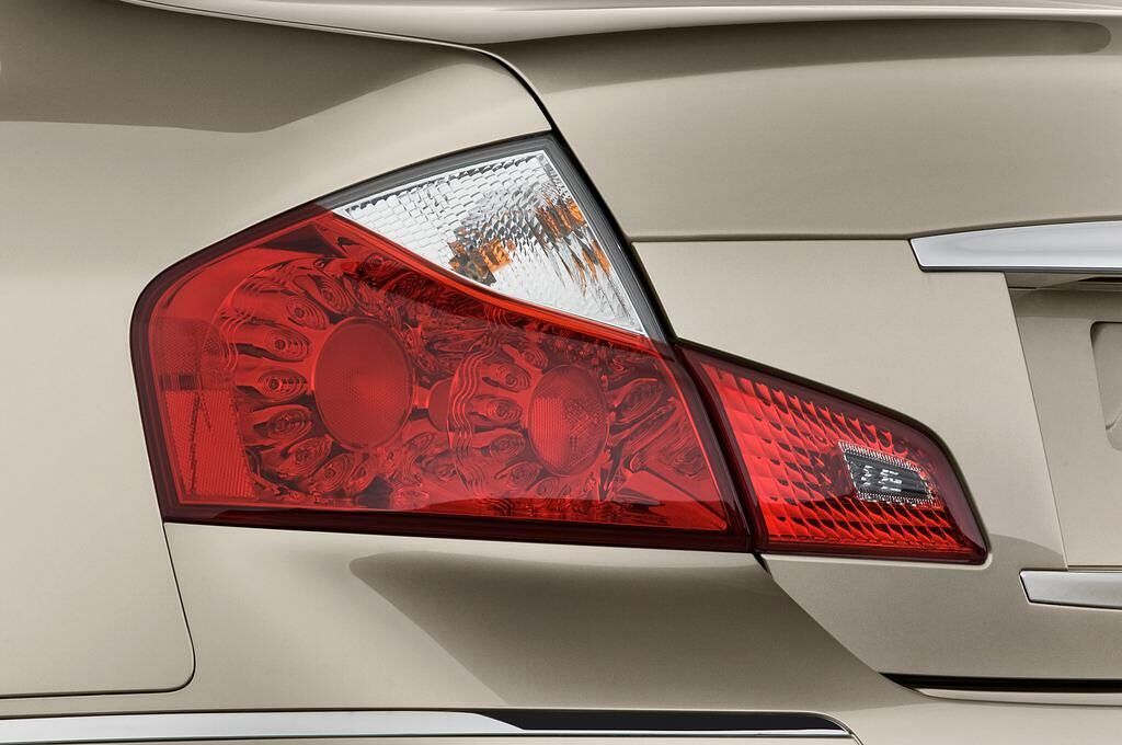 Infiniti M37 (Baujahr 2010) - 4 Türen Rücklicht