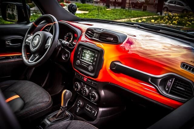Auch das Armaturenbrett des Jeep Renegade Hell's Revenge bietet eine feurige Sonderlackierung