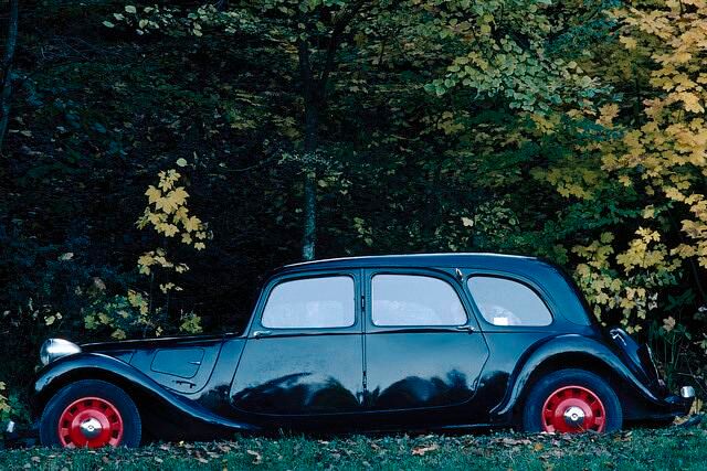 Der Citroen Traction Avant (ab 1934) erhielt seinen Beinamen „Gangsterlimousine“ angeblich deshalb, weil er sich aufgrund seiner guten Straßenlage hervorragend als Fluchtfahrzeug eignete