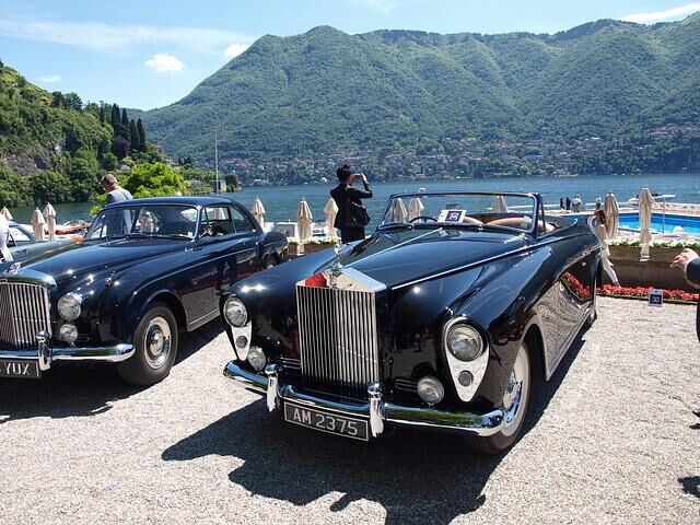 Der so genannte „Honeymoon Express“ ist ein offener, zweisitziger Rolls-Royce - Silver Cloud I von 1958 - mit extra großem Kofferraum zwischen den beiden Heckflossen, eben für sehr ausgedehnte...