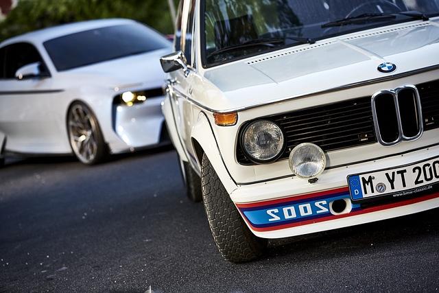 Mitten in der Ölkrise hatten die Münchner 1973 das Topmodell der 02er-Baureihe 2002 turbo vorgestellt – das erste Serienfahrzeug mit Abgasturbolader in Europa und heute ein seltener Oldtimer