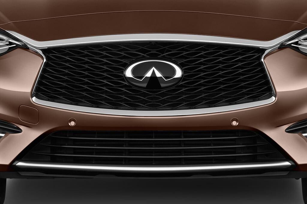 Infiniti Q30 (Baujahr 2016) Premium 5 Türen Kühlergrill und Scheinwerfer