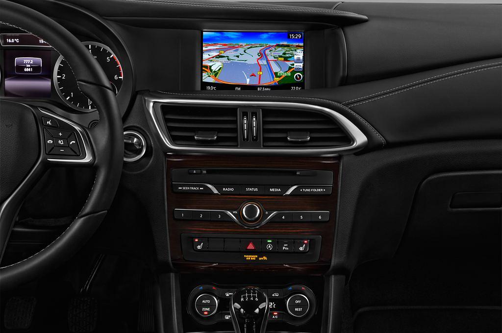 Infiniti Q30 (Baujahr 2016) Premium 5 Türen Mittelkonsole