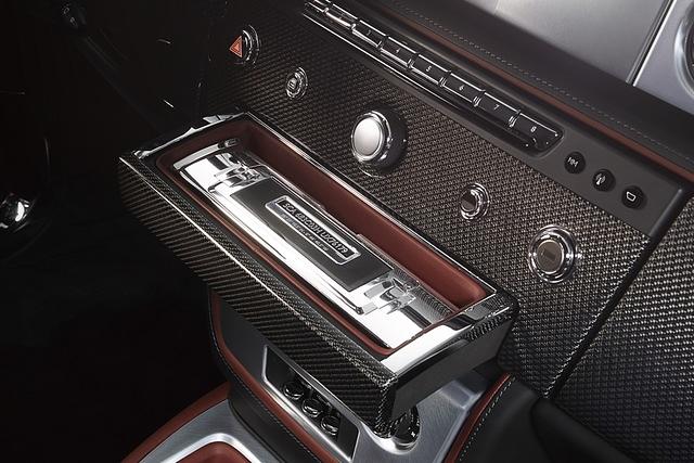 Eine nette Spielerei ist auch die Schublade in der Mittelkonsole, in der ein kleines Stück Metall lagert: ein Stück der Fertigungsstraße, an der die Fahrzeuge im Werk im englischen Goodwood...