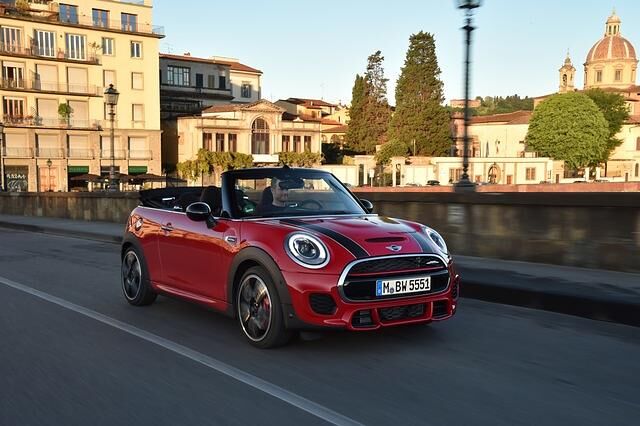 Neben der angenehmen Bequemlichkeit, vor allem im Stadtverkehr, hat die Automatik den Vorteil, dass die Standard-Beschleunigung von null auf 100 km/h eine Zehntelsekunde schneller realisierbar ist:...