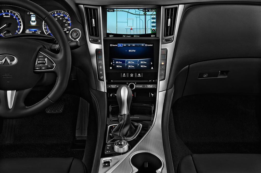 Infiniti Q50 (Baujahr 2014) Pack 1 4 Türen Mittelkonsole