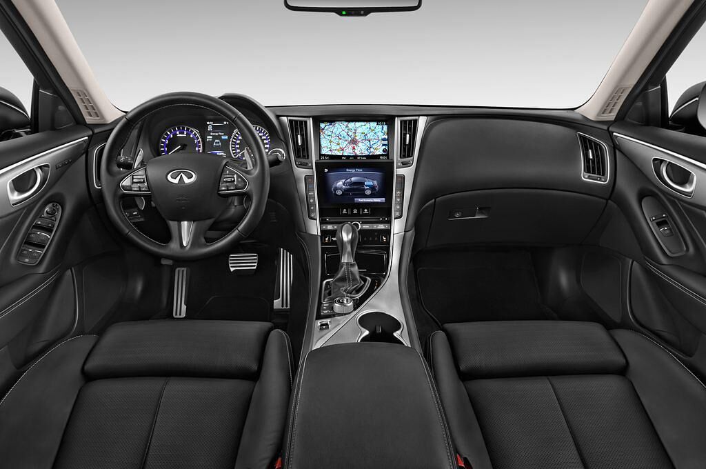 Infiniti Q50 (Baujahr 2015) Sport Hybrid 4 Türen Cockpit und Innenraum