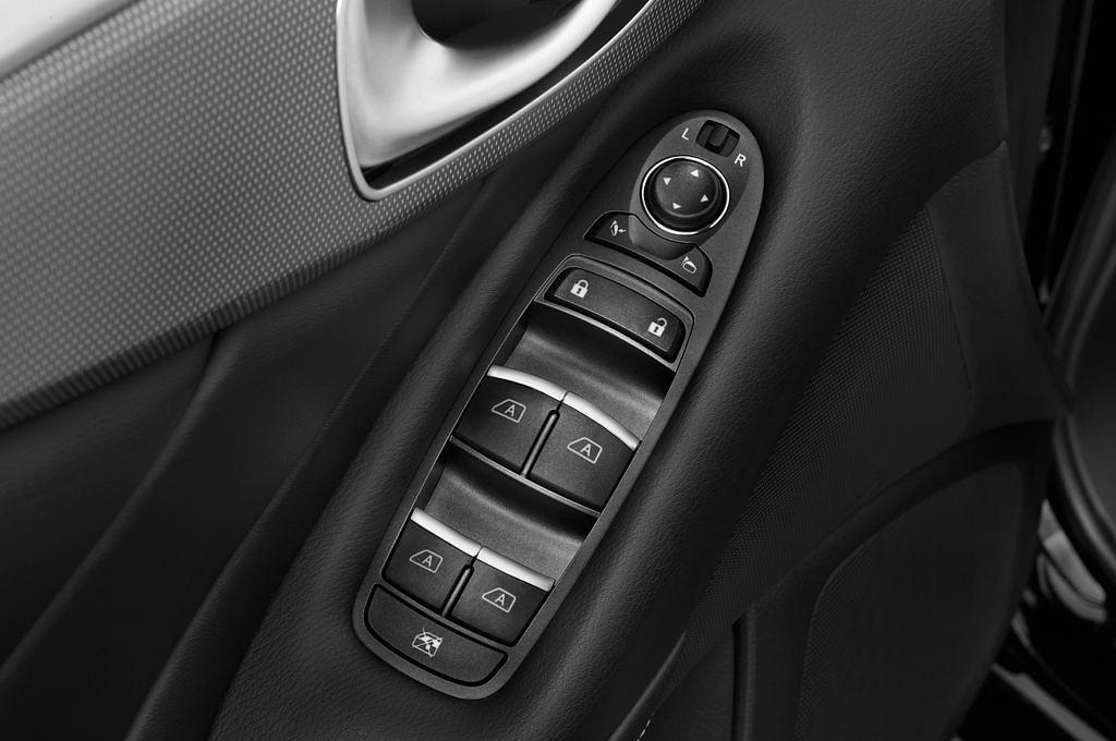 Infiniti Q50 (Baujahr 2015) Sport Hybrid 4 Türen Bedienungselemente Tür