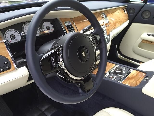 Der Innenraum des Rolls-Royce Wraith bietet feinste Materialien