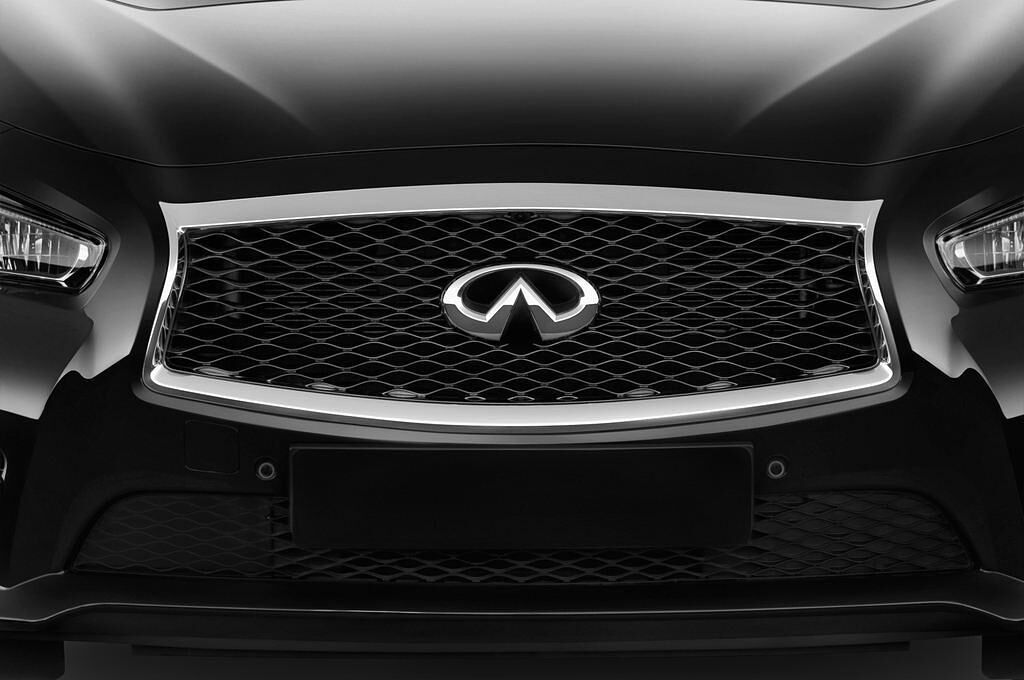 Infiniti Q50 (Baujahr 2015) Sport Hybrid 4 Türen Kühlergrill und Scheinwerfer
