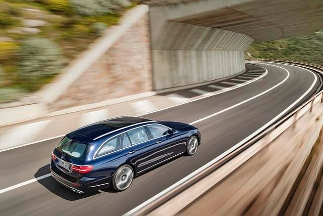 Bis zu B-Säule gleicht er der Limousine, die modisch nach hinten abfallende Dachlinie und die stärker geneigte Heckscheibe tragen deutlich zu schnittiger Dynamik bei