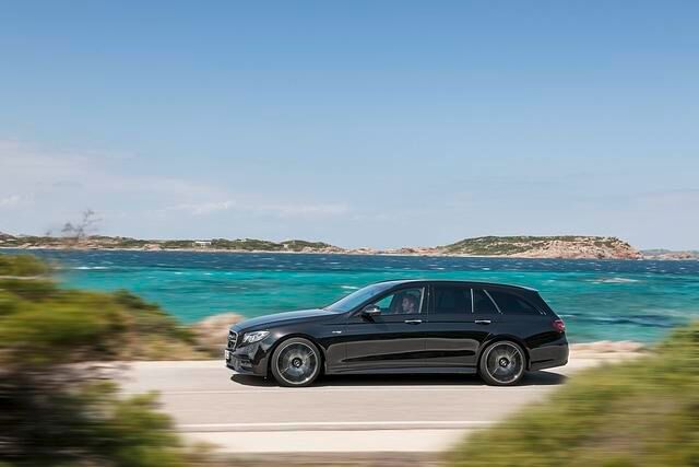 Noch stärker ist die veredelte Version von Mercedes-AMG: Das E 43 4matic T-Modell mit 295 kW/401 PS starkem 3,0-Liter-V60Biturbo ist ebenfalls ab viertem Quartal erhältlich