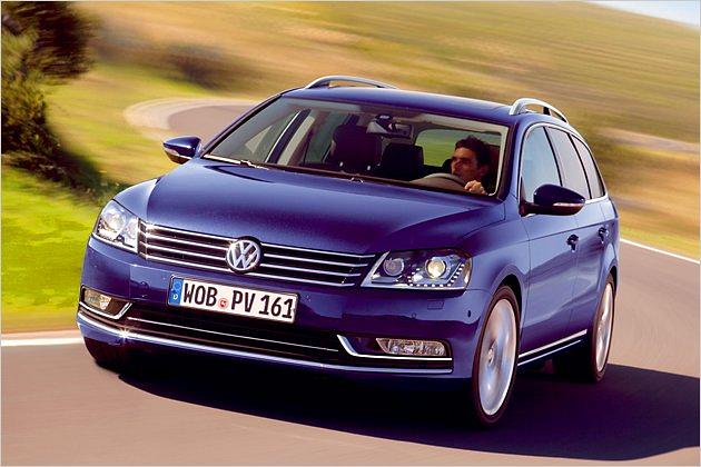Vorne trägt der Passat jetzt das aktuelle VW-Markengesicht