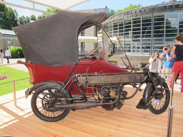 Steuerlich entsprachen Dreiräder Anfang des 20. Jahrhundert den steuerfreien Motorrädern. Das machte sich die Berliner Firma Magnet zunutze und entwickelte 1907 den Typ Selbstfahrer, hier das...