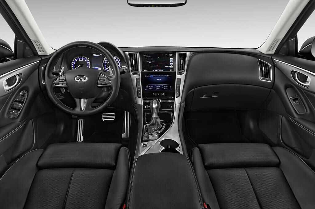 Infiniti Q50 (Baujahr 2015) Sport 4 Türen Cockpit und Innenraum