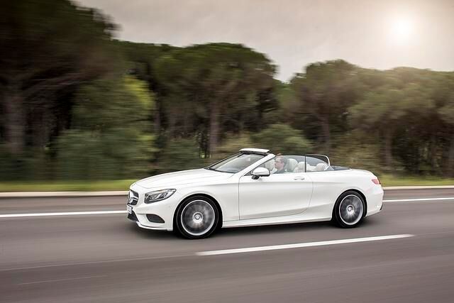 Den Einstieg bildet der S 500 mit einem 335 kW/455 PS starken 4,7-Liter-V8