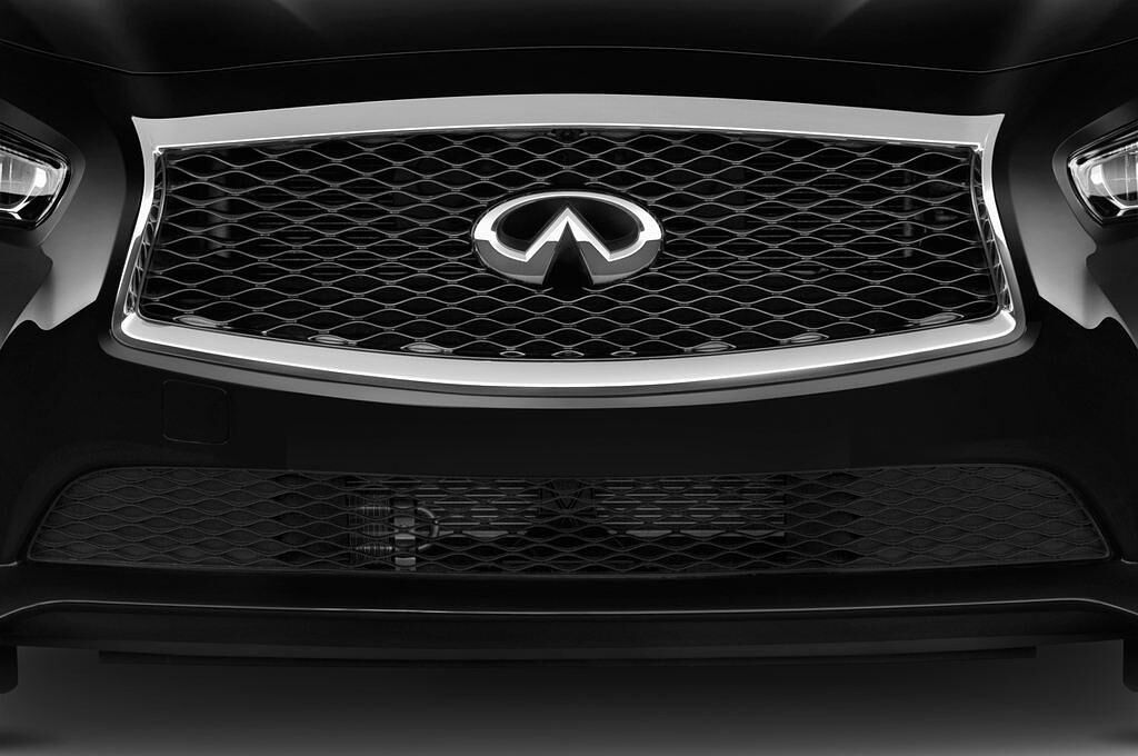 Infiniti Q50 (Baujahr 2015) Sport 4 Türen Kühlergrill und Scheinwerfer