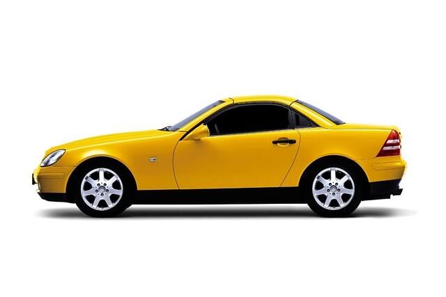 Der Mercedes SLK (Typ R 170) zum Beispiel, der von 1996 bis 2004 gebaut wurde. Der Zweisitzer steht für die gelungen Verbindung von Reisekomfort und Sportlichkeit