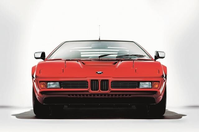 Auf niedrigerem Niveau, aber mit steilem Kurs nach oben liegt der BMW M1: Der Sportwagen kostet heute 530.000 Euro im Zustand 2 