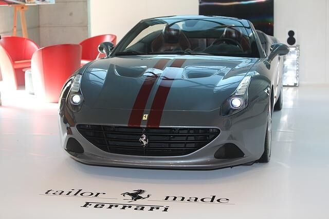 Und Sportwagenbauer Ferrari nimmt die Messe zum Anlass, einen nagelneuen California T HS mit historischem Flair zu versehen