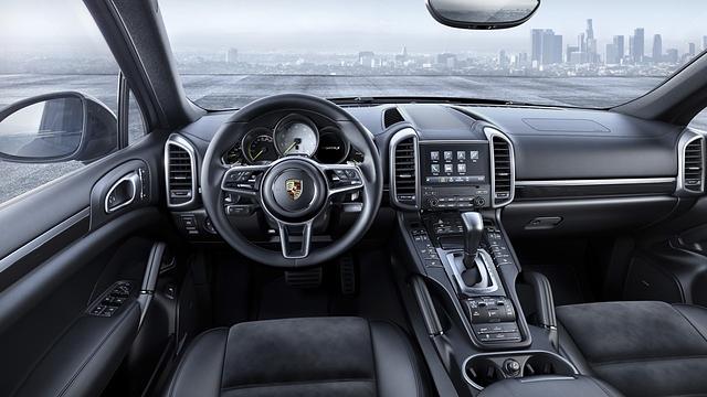 . Innen sind Leder-Sportsitze mit Porsche-Wappen auf den Kopfstützen montiert, außerdem ist die Platinum Edition mit dem großen Infotainmentsystem inklusive Online-Navigation und Bose-Lautsprechern...