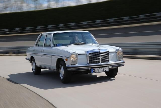 Selbst wenn der legendäre „Strich-Acht“ alles andere als ein schnelles Auto war und sich zurecht den Spitznamen der Wanderdüne verdient hat, fühlt man sich in dem Auto noch heute so erhaben, wie...