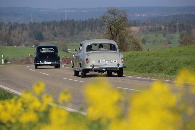 Umso größer ist der Schritt, den Mercedes 1953 mit dem 180 D aus der Baureihe W 120 gemacht hat (in beige)