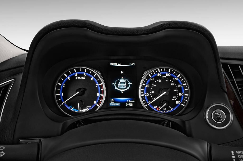 Infiniti Q50 Hybrid (Baujahr 2014) Hybrid 4 Türen Tacho und Fahrerinstrumente