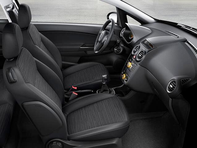 Das Cockpit ist übersichtlich gestaltet, manchmal aber etwas lässig verarbeitet. Komplett überzeugen können die Sitze mit straffer Polsterung und gutem Seitenhalt