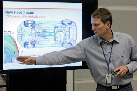 Hans Dieter Glück erklärt aeredynamische Verbesserungen am Unterboden des neuen Focus