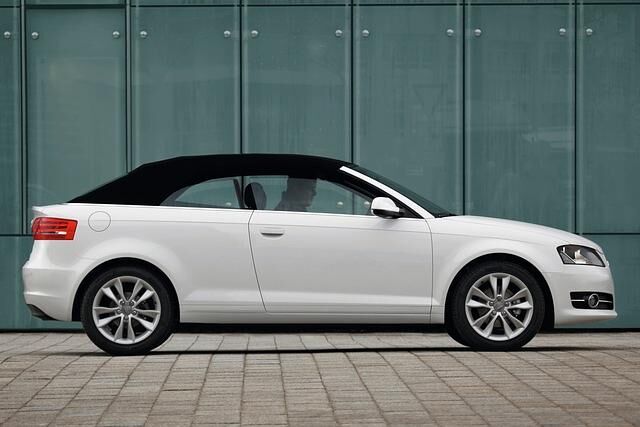 Während in den Nullerjahren Klappdach-Cabrios en vogue waren, setzte Audi auf eine klassische Stoffpelle