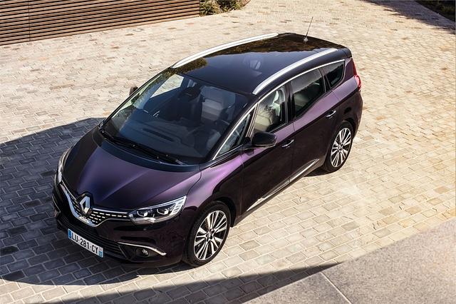 Der Ausstattung Initiale Paris ist exklusiv der optionale Metalliclack Amethyst-Schwarz vorbehalten