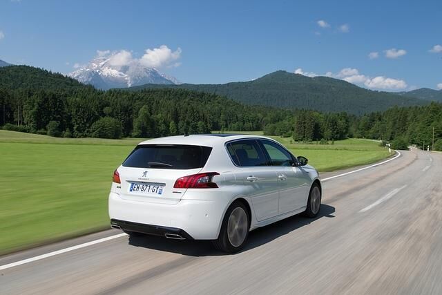 Aufgerüstet hat Peugeot beim 308 vor allem die Sicherheitsausstattung. Optional sind Notbremsfunktion mit Fußgängererkennung, aktiver Spurhalteassistent, Einpark-Automatik oder...