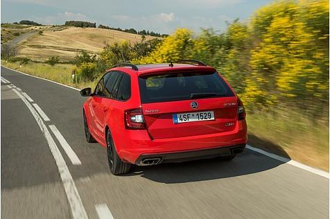 Der Skoda Octavia RS 245 Combi bietet reichlich Platz für Passagiere und Gepäck