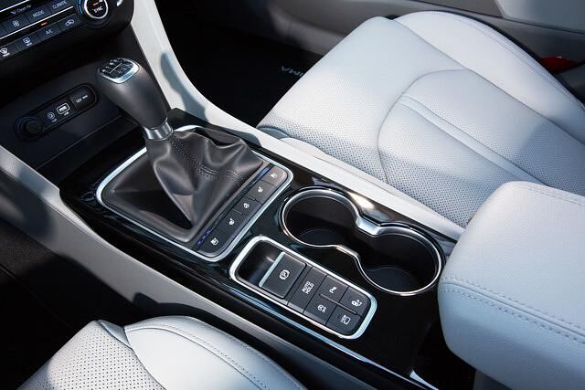 Den unteren Teil der schwarz glänzenden Mittelkonsole könnte man ohne Probleme auch in einen VW oder BMW einbauen