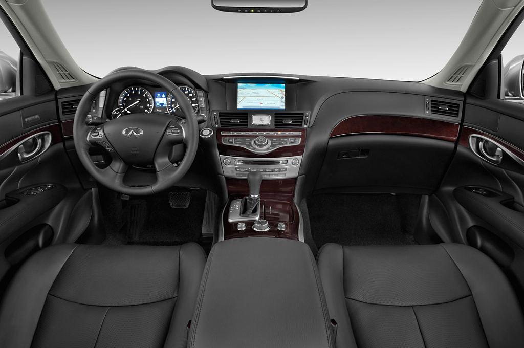 Infiniti Q70 (Baujahr 2014) 3.7 V6 7AT 4 Türen Cockpit und Innenraum