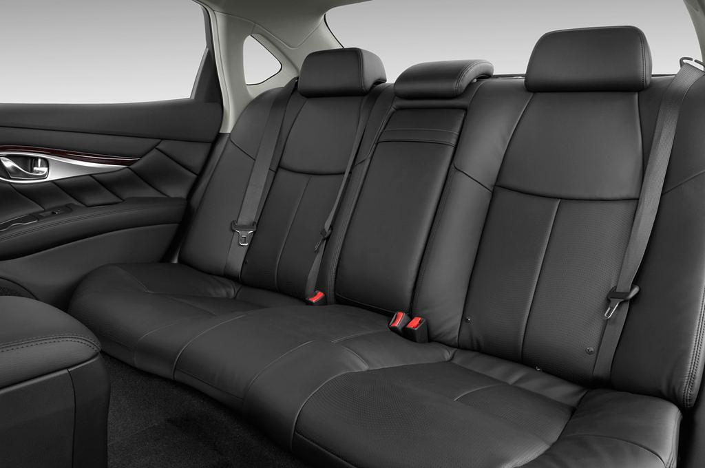 Infiniti Q70 (Baujahr 2014) 3.7 V6 7AT 4 Türen Rücksitze