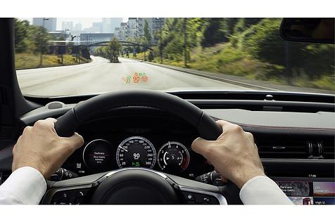 Neueste Technik wie ein farbiges Head-up-Display erhöhen die Sicherheit beim Fahren.