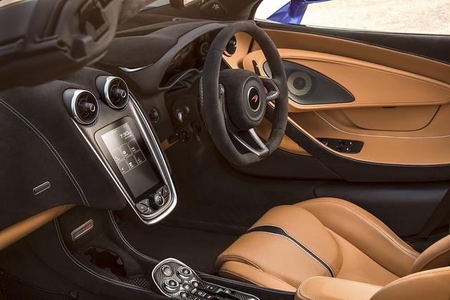 Im Innenraum gibt es Technik und modernes Design