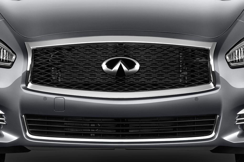 Infiniti Q70 (Baujahr 2015) Sport Tech 4 Türen Kühlergrill und Scheinwerfer