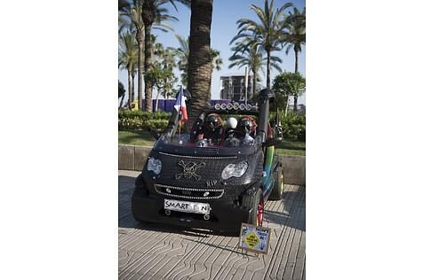 Dieser Smart ist eine Mischung aus Mad Max-Vehikel und Death Metal-Rock