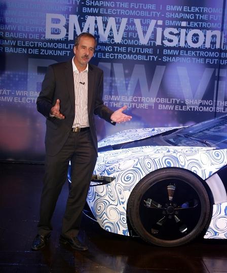 Dr. Klaus Dräger mit dem BMW Vision Efficient Dynamics