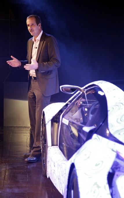 Dr. Klaus Dräger mit dem BMW Vision Efficient Dynamics