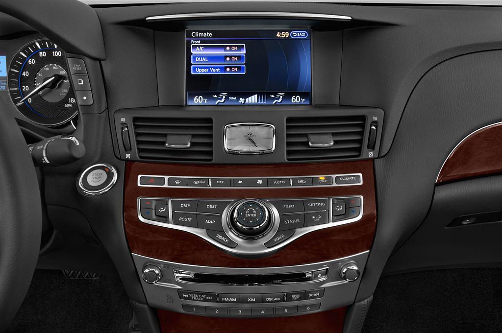 Infiniti Q70 (Baujahr 2015) Sport Tech 4 Türen Temperatur und Klimaanlage