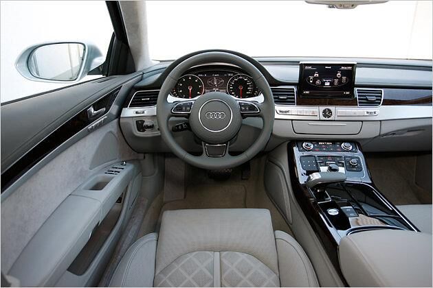 Edles Cockpit mit Leder, gebürstetem Aluminium und schwarzem Klavierlack